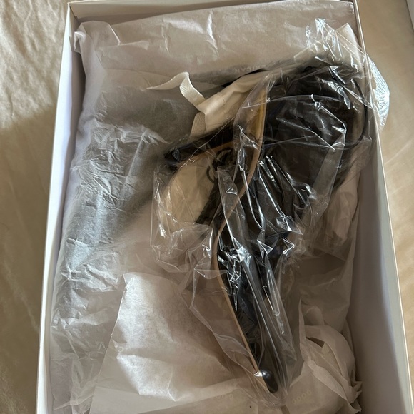 New in box Good American heels size 8 - Picture 5 of 7